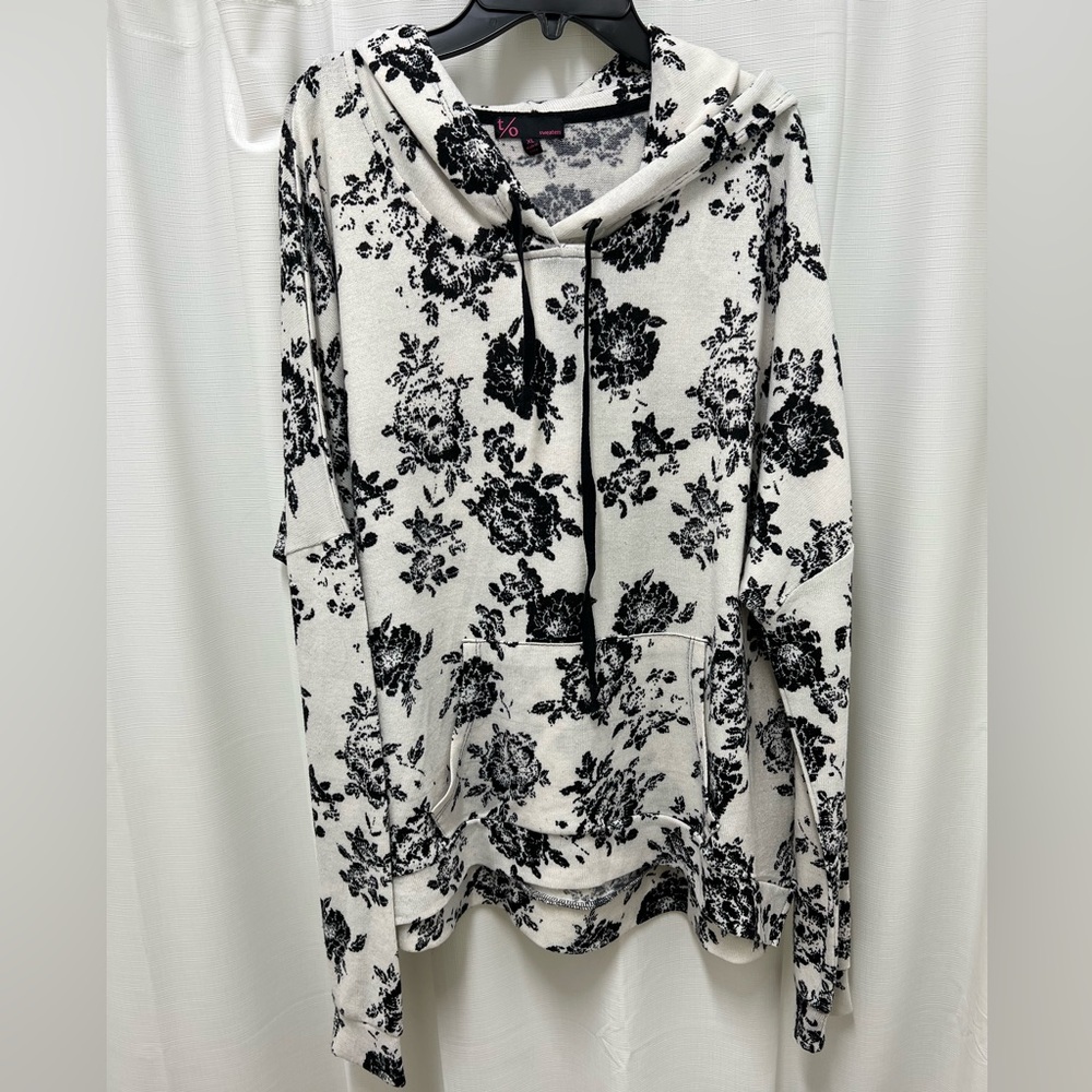 NWOT black and white floral knit hoody